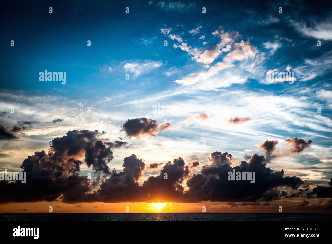 Sonnenuntergang über dem Äquator auf den Raja Ampat Inseln in West Papua im Halmahera Meer, West Papua, Indonesien Stockfoto