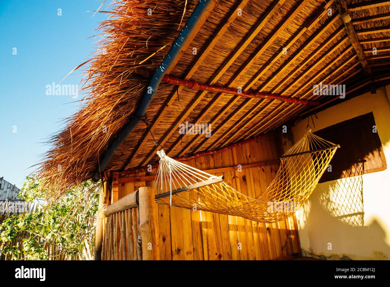 Leere Hängematte außerhalb des traditionellen Hotelgebäudes, Toliara, Madagaskar, Afrika Stockfoto