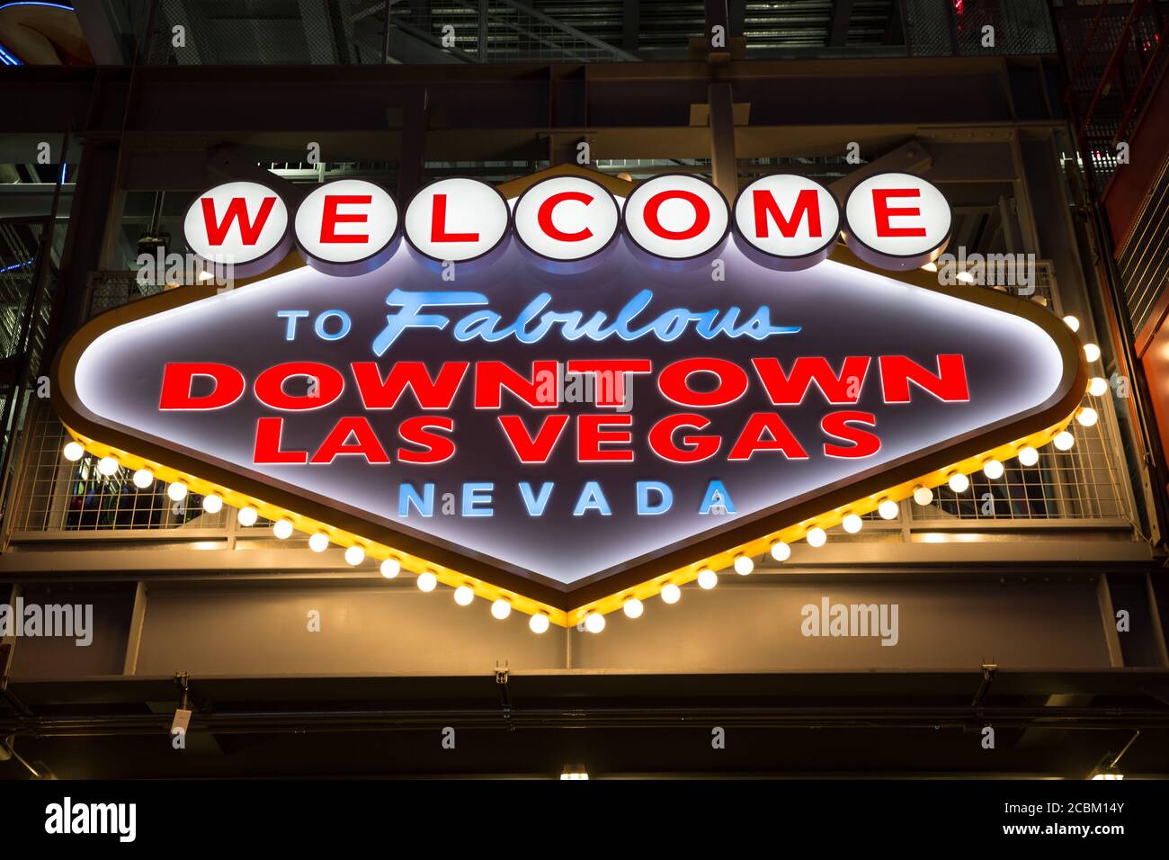 Niedriger Winkel Ansicht von Neon Willkommensschild, Downtown Las Vegas, Nevada, USA Stockfoto