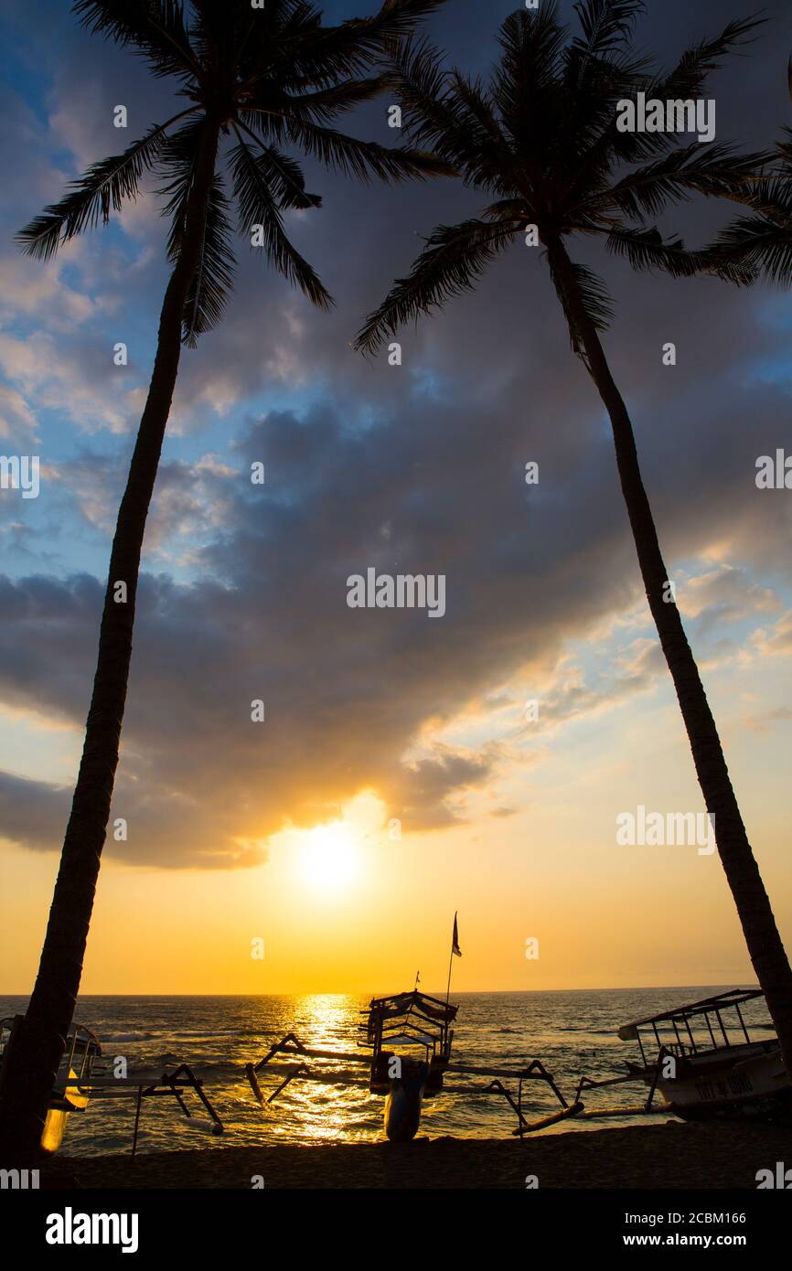 Silhouettierte Palmen bei Sonnenuntergang am Senggigi Strand, Lombok, Indonesien Stockfoto