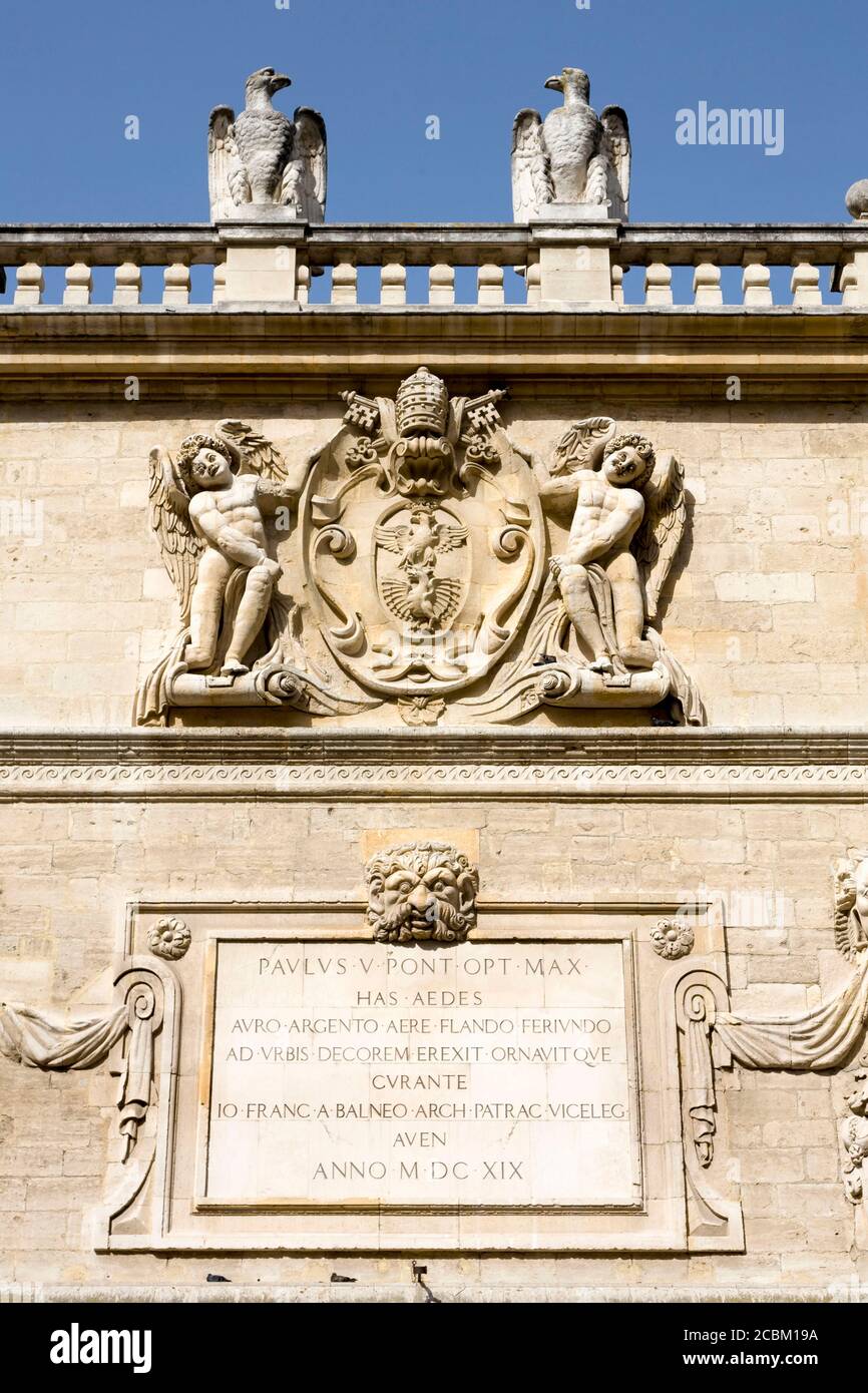 Paps Paul V. Plakette Detail, gegenüber Palast der Päpste, Avignon, Provence, Frankreich Stockfoto