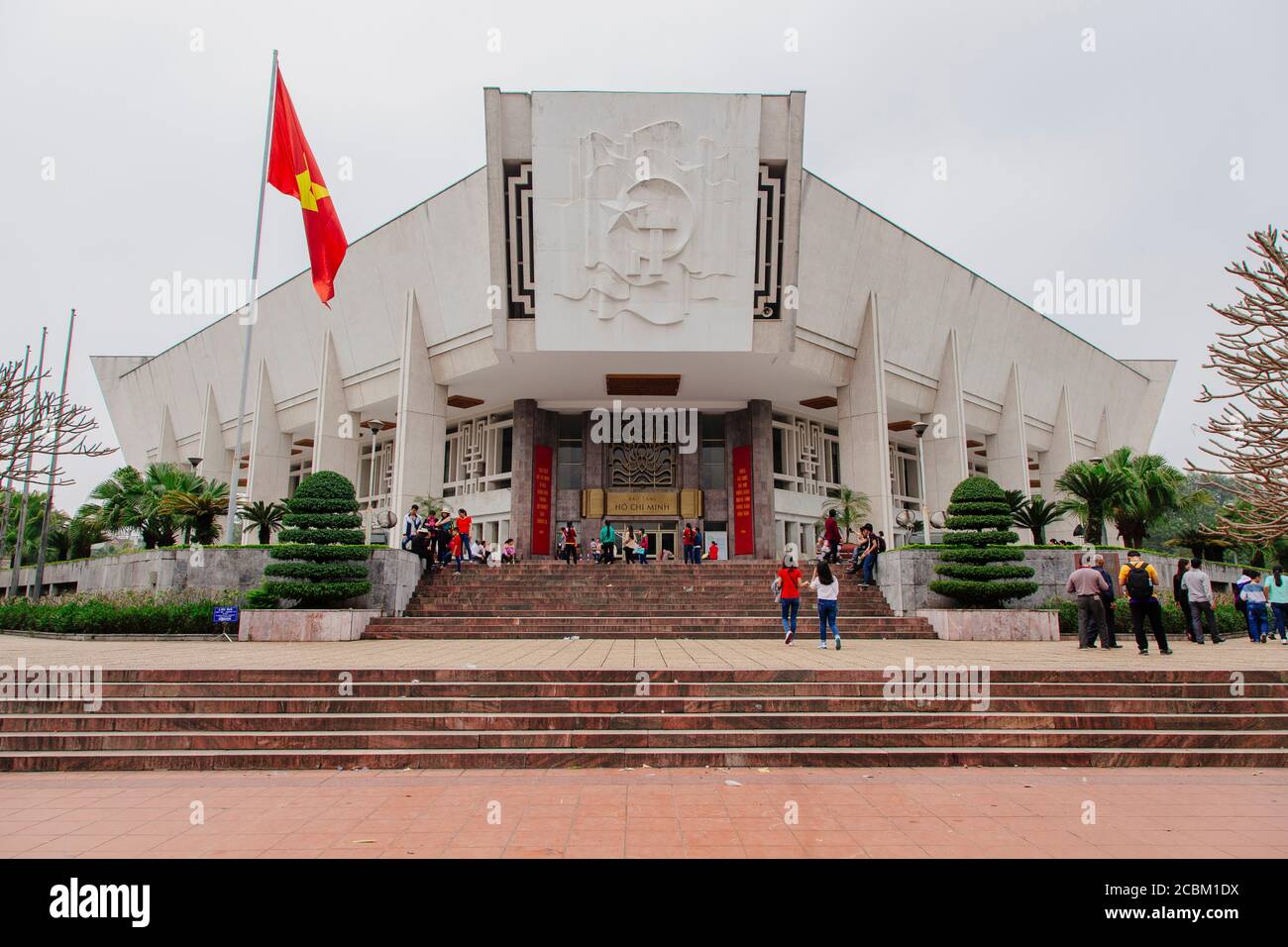 Ho Chi Minh Mausoleum und vietnamesische Flagge, Hanoi, Vietnam Stockfoto