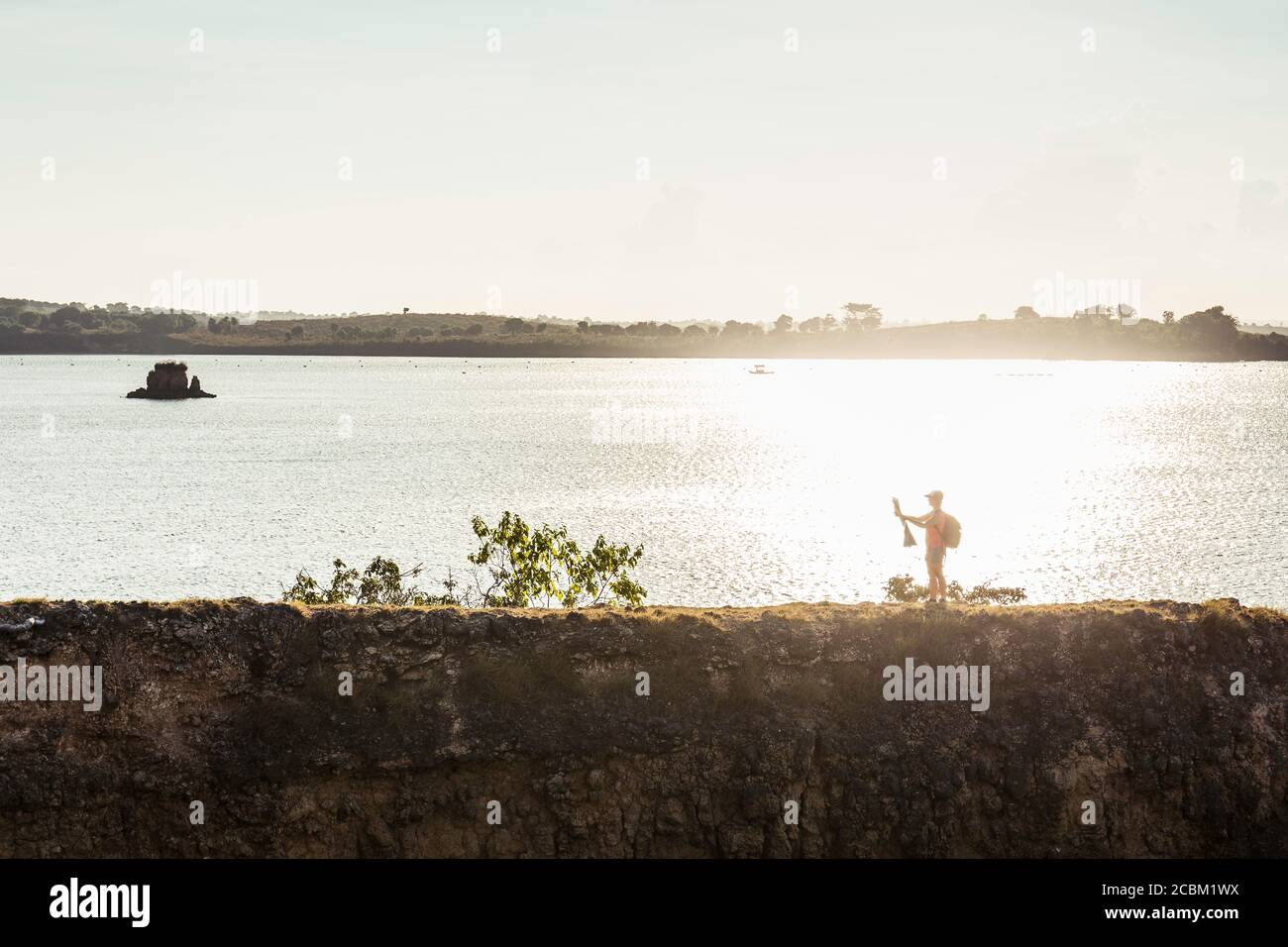 Tourist on Cliff, Lombok, Indonesien Stockfoto