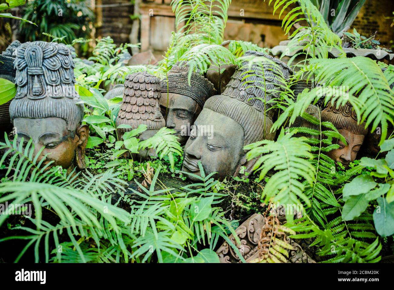 Terrakotta-Kopfskulpturen im Garten im Clay Studio Coffee in the Garden, Chiang Mai, Thailand Stockfoto