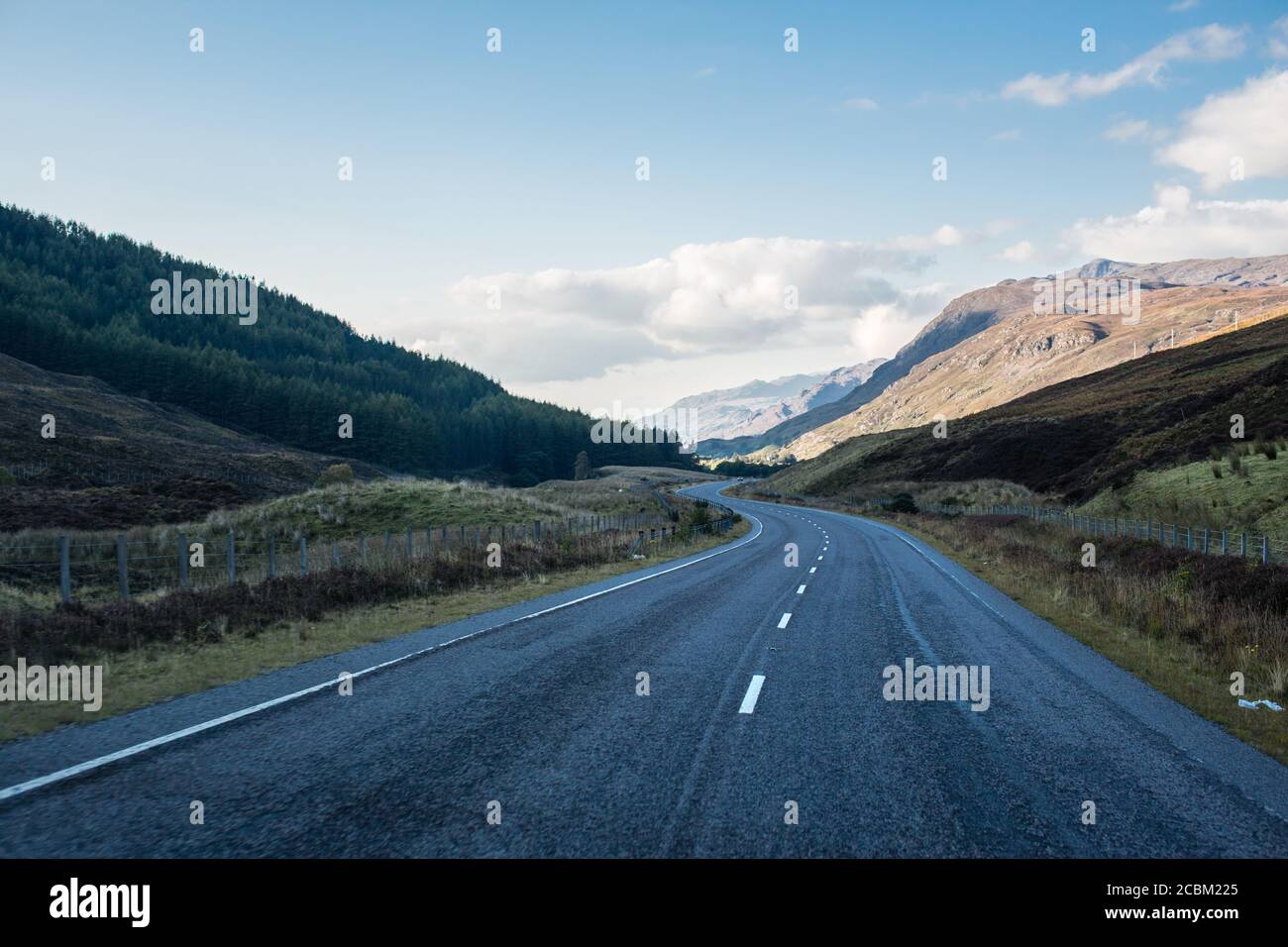 Offene kurvenreiche Straße in den Bergen, Schottland, Großbritannien Stockfoto
