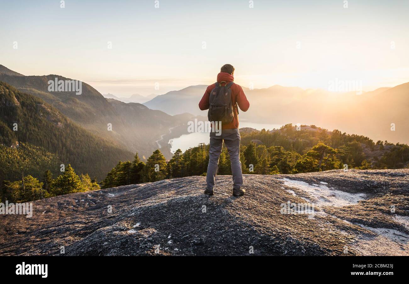 Mann stehend, Blick auf die Aussicht, Stawamus Chief, Blick auf Howe Sound Bay, Squamish, British Columbia, Kanada Stockfoto