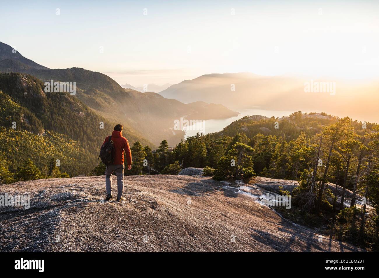 Mann mit Blick auf die Aussicht, Stawamus Chief, mit Blick auf Howe Sound Bay, Squamish, British Columbia, Kanada Stockfoto
