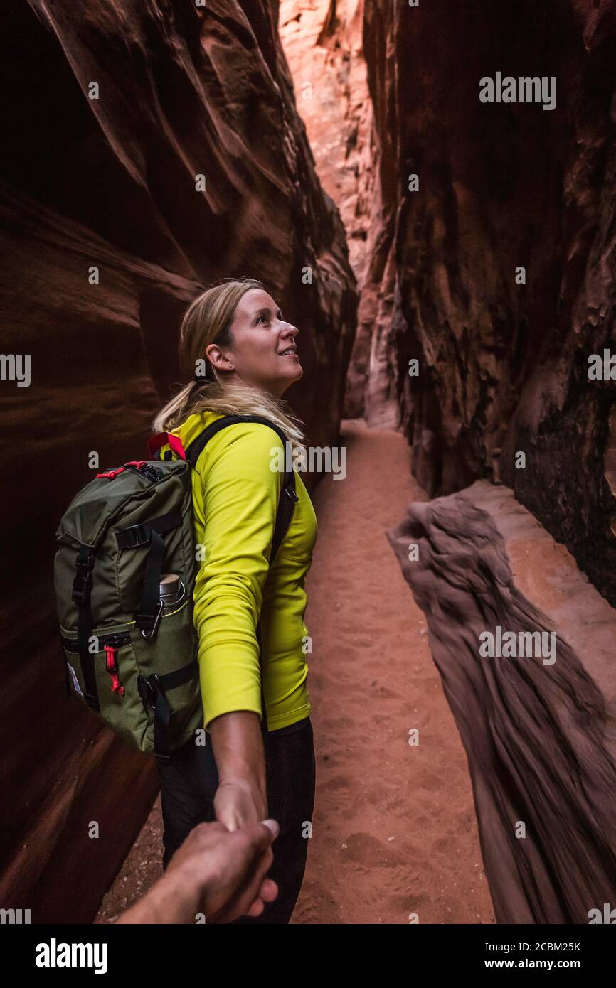 Frau, die Slot Canyon Grand Staircase-Escalante National Monument, Utah, USA erkundet Stockfoto