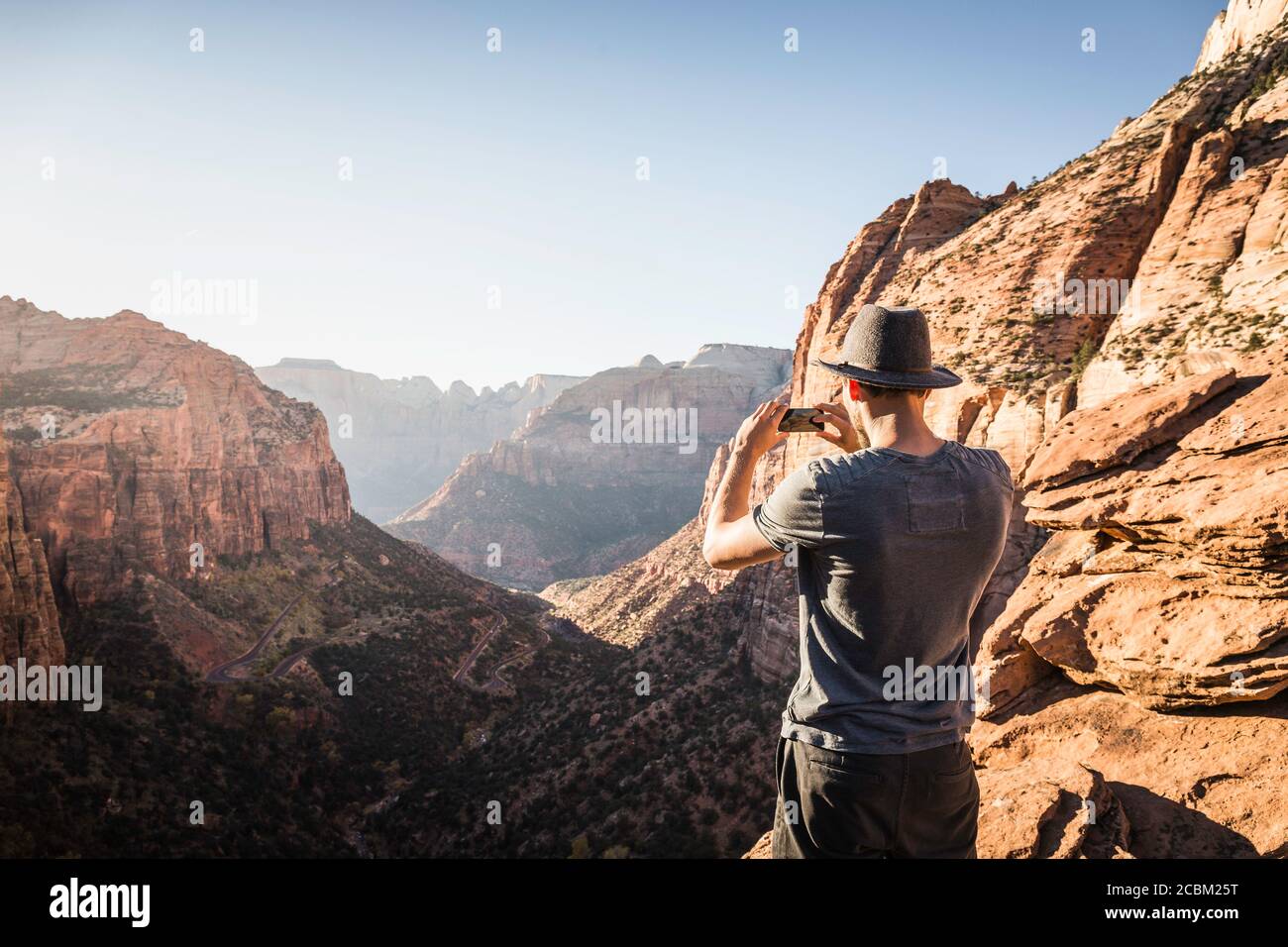 Mann, der auf dem Berg steht, fotografiert, Blick auf den Zion National Park, Utah, USA Stockfoto
