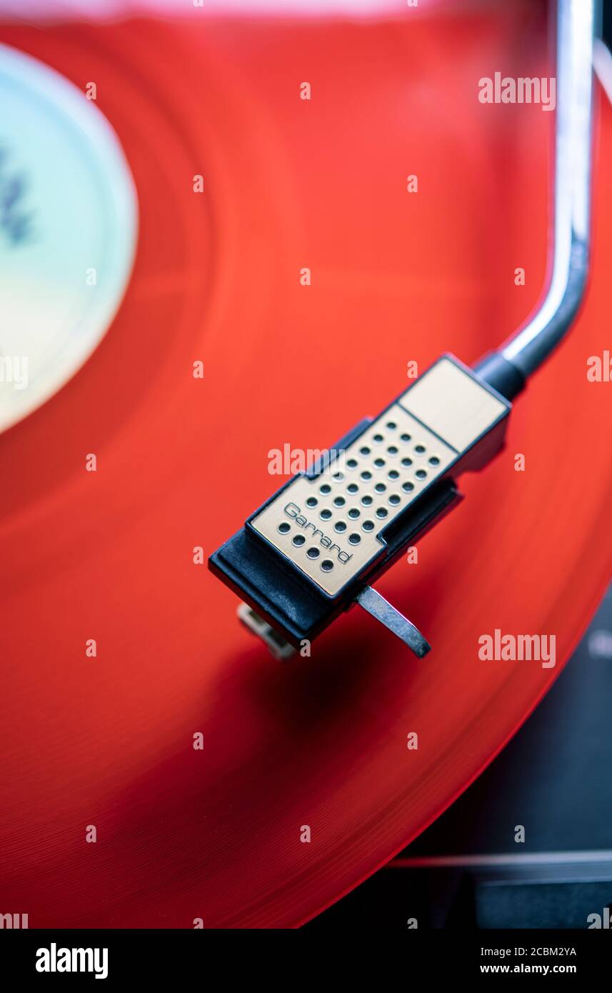 Rote Vinyl-Platte auf einem Plattenspieler Stockfoto