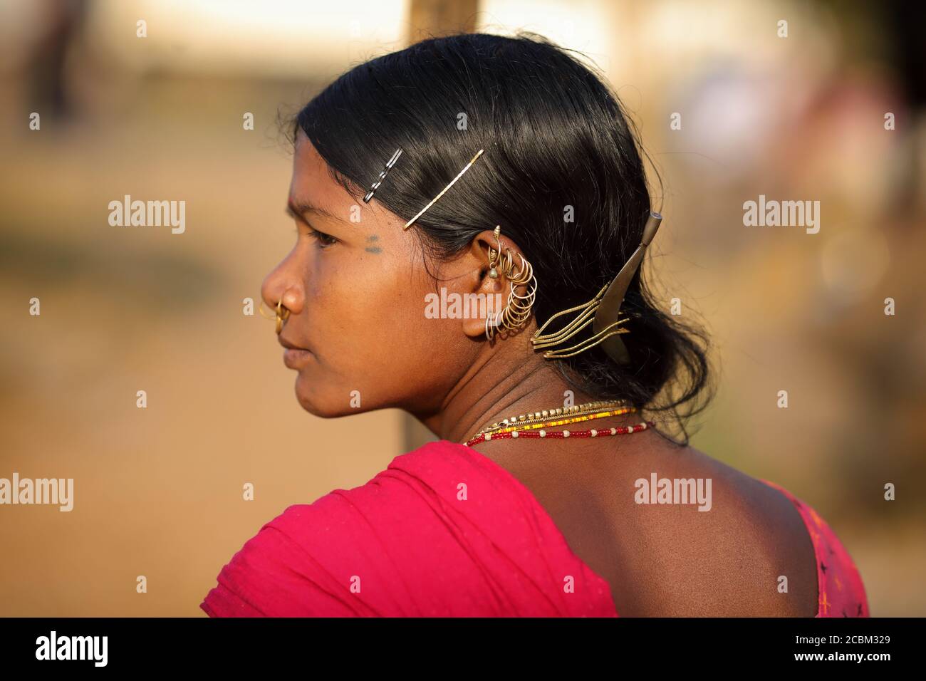 Dongria Kondh Stammesfrau in einem ländlichen Dorf in der Nähe von Rayagada, Odisha, Indien. Stockfoto