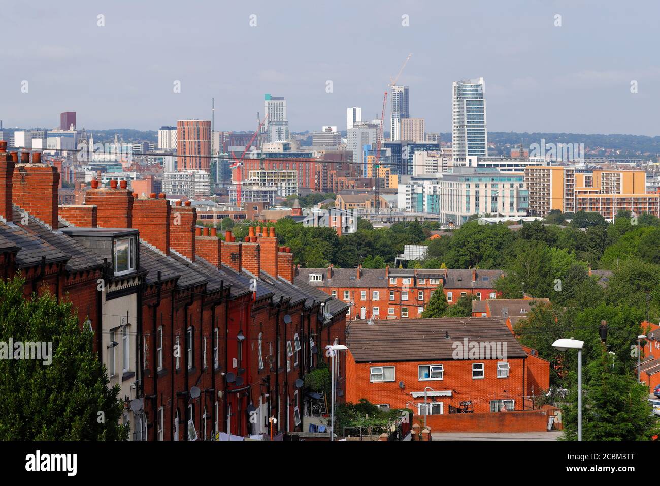 Alte Gebäude vor dem Hintergrund moderner Gebäude, die ständig im Stadtzentrum von Leeds gebaut werden Stockfoto