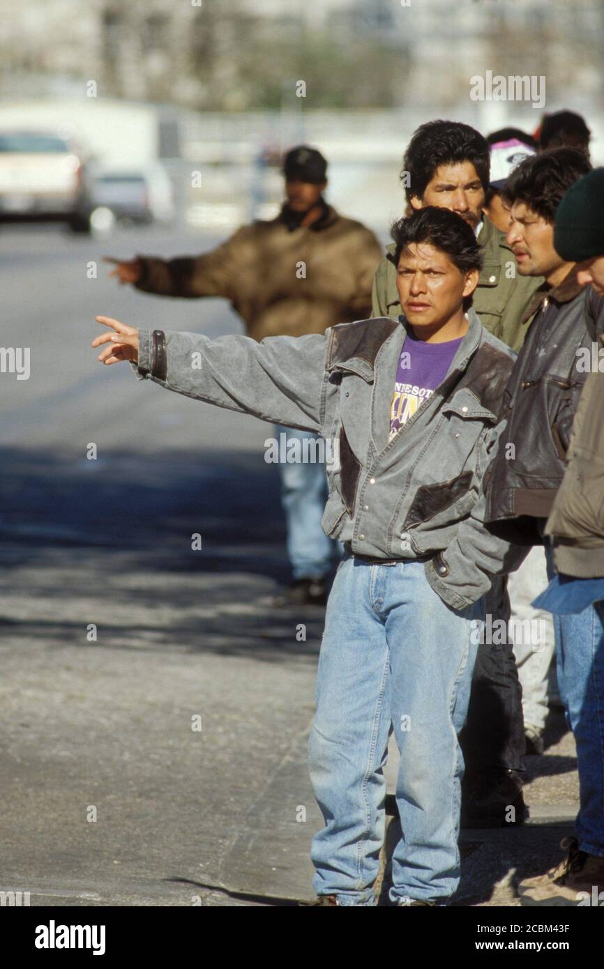 Austin, Texas, USA, 1996: Hispanische Tagelöhner, die am frühen Morgen an einer Straßenecke im Stadtzentrum arbeiten. ©Bob Daemmrich Stockfoto