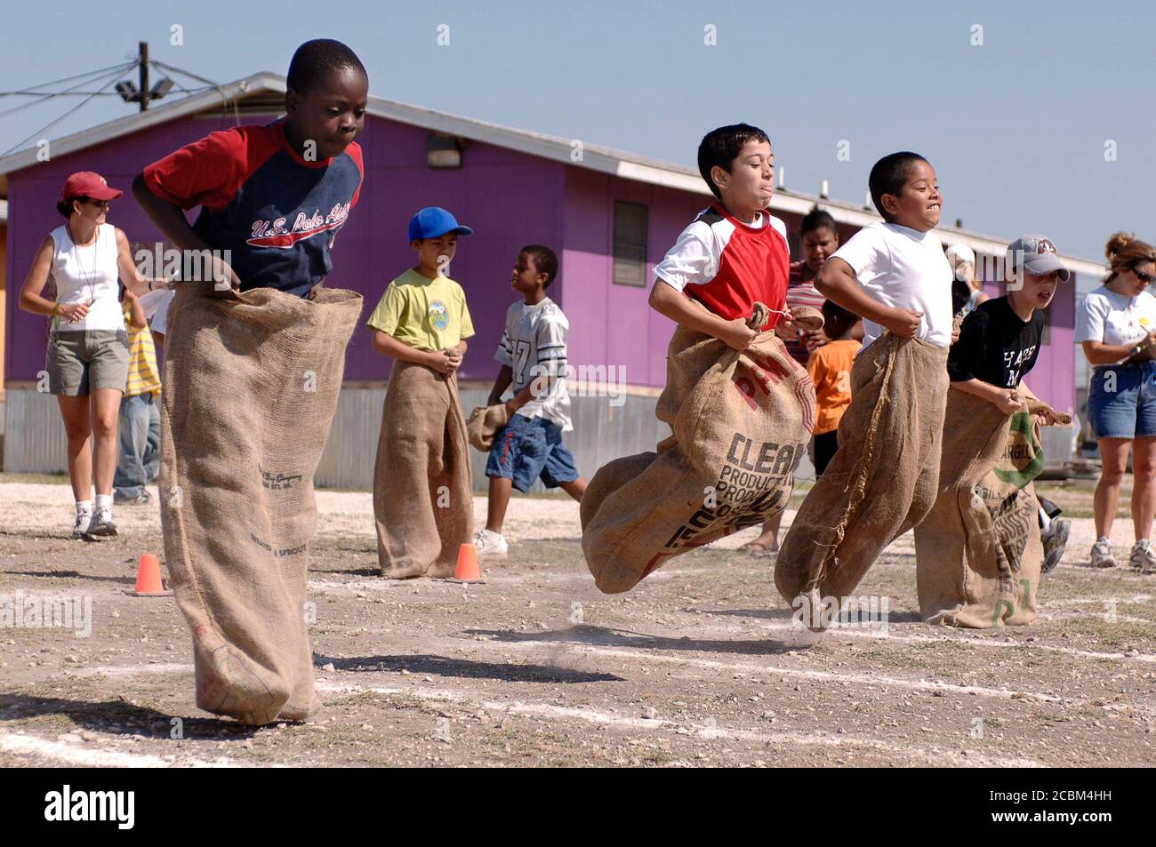 Austin, TX; Mai 2006. Die Jungen der vierten Klasse nehmen am 40-Yard-Sack-Rennen am „Track & Field Day“ der Grundschule im Raum Austin Teil, der traditionell das Frühjahrssemester an den meisten öffentlichen Schulen in der Umgebung beendet. ©Bob Daemmrich Stockfoto