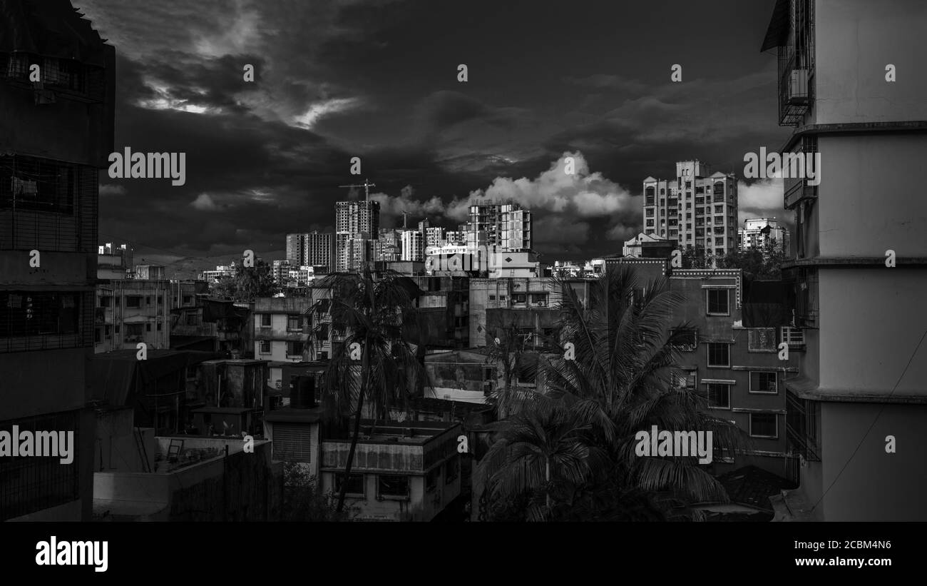 Mumbai, Indien - July 26, 2020 : Mumbai Stadtbild, hohe Wohngebäude und kleine Gebäude beschreiben den Lebensstil in Mumbai. Schöner wolkig Himmel. Stockfoto