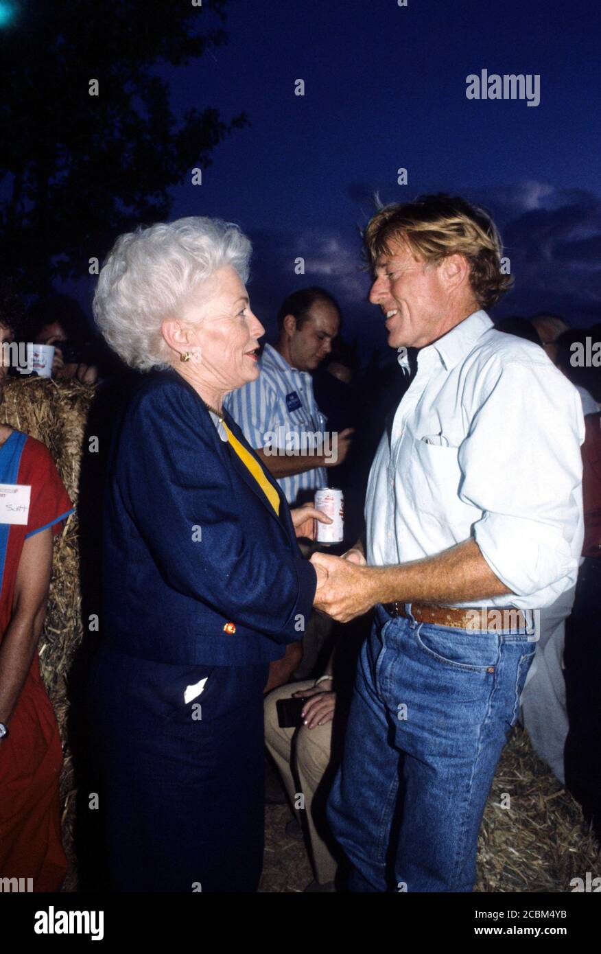 Austin, Texas USA, 1996: Ehemalige US-amerikanische Gouverneur von Texas Ann Richards begrüßt den Schauspieler Robert Redford bei einem Umweltfondsanwärter für eine Gruppe von Umweltaktivismus. ©Bob Daemmrich Stockfoto