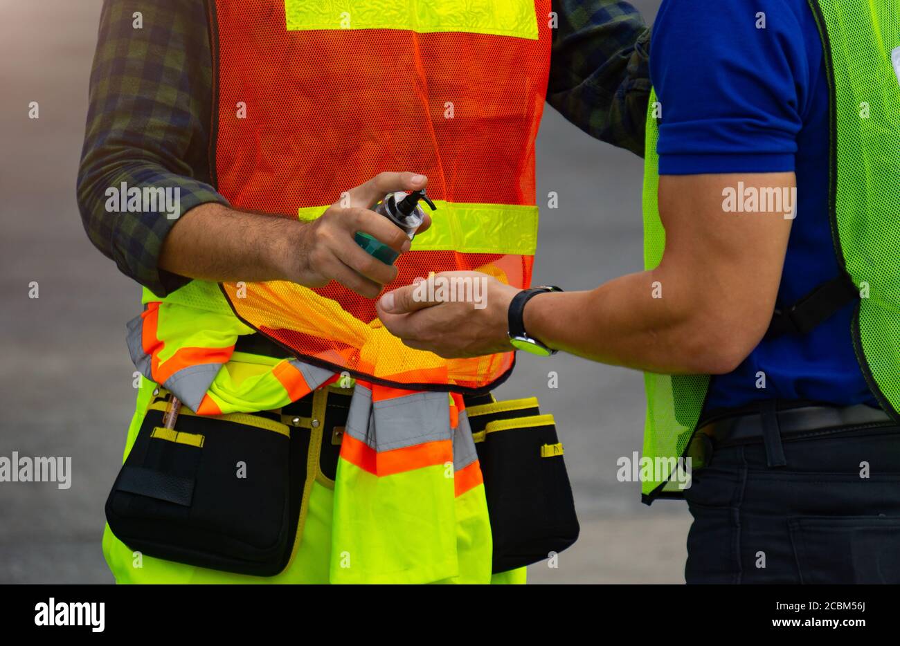 Fabrikarbeiter waschen sich vor dem Betreten des Arbeitsplatzes die Hände mit Alkoholgel. Stockfoto