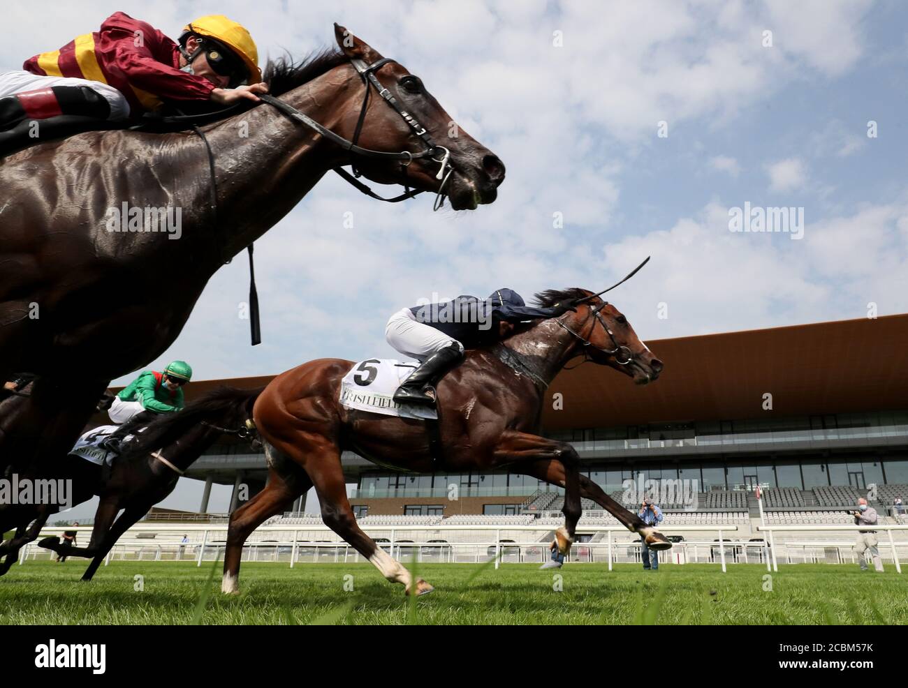 Armory unter Seamie Heffernan (rechts) gewinnt das Irish Field und feiert 150 Jahre Royal Whip Stakes auf der Curragh Racecourse, Co. Kildare, Irland. Stockfoto