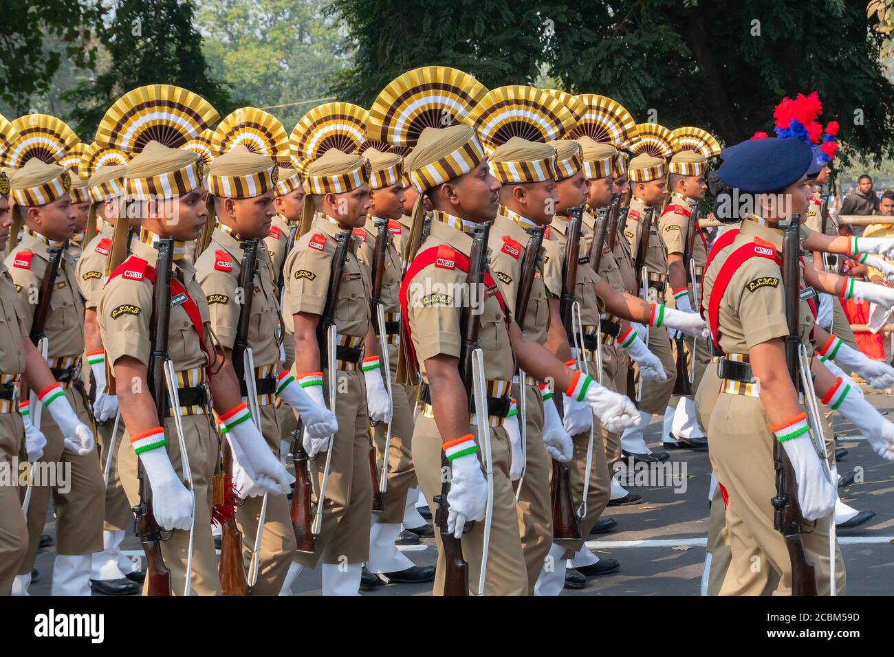 Kolkata, Westbengalen, Indien - 26. Januar 2020 : Khaki-Kleid und bunte Hüte der indischen Central Social Welfare Board (CSWB) Kadetten während des Marschens. Stockfoto