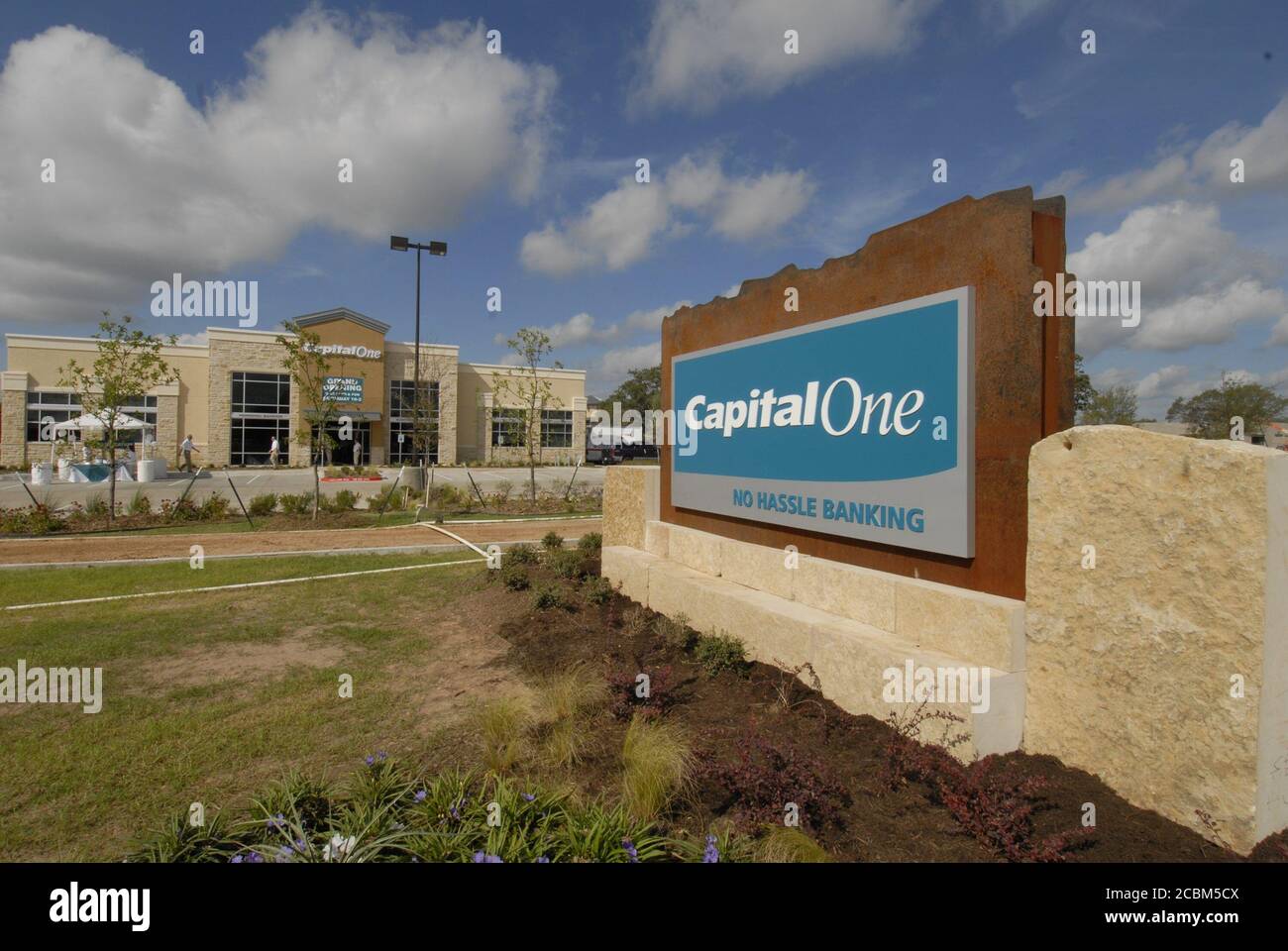 Austin, Texas, USA, 29. August 2006: Große Eröffnungsveranstaltung für eine Zweigstelle des Capital One Bankenzentrums in einem schnell wachsenden Vorstadtgebiet. ©Bob Daemmrich Stockfoto