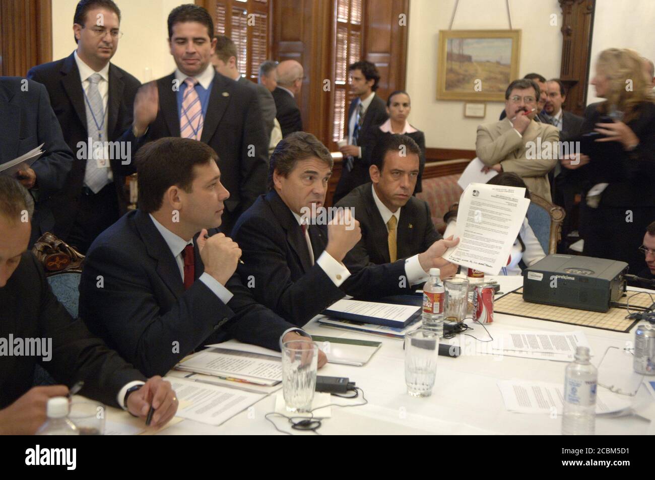 Austin, Texas USA, 25. August 2006: Texas Gov. Rick Perry (Mitte) bietet einen Vorschlag auf der jährlichen Konferenz der Gouverneure der Grenzen im Texas Capitol an. Das Treffen gibt den sechs mexikanischen und vier US-amerikanischen Grenzgouverneuren die Möglichkeit, über gegenseitige Bedenken in Bezug auf Einwanderungs-, Wirtschafts- und Sicherheitsfragen zu diskutieren. Die mexikanischen Gouverneure sind von links nach rechts, Jose Reyes Baeza Terrazas von Chihuahua, Eugenio Hernandez Flores von Tamaulipas und Humberto Moreira Valdez von Coahuila (ganz rechts). ©Bob Daemmrich Stockfoto