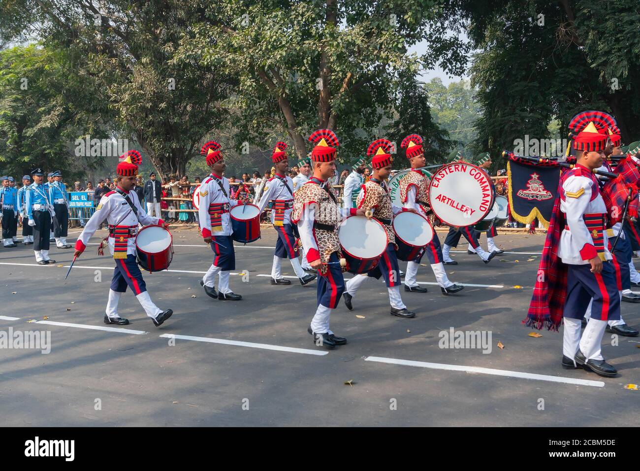 Kolkata, West Bengal, Indien - 26. Januar 2020 : März Vergangenheit der indischen Armee Offiziere der Eastern Command Artillery, Schlagzeug spielen bei Musikband. Stockfoto