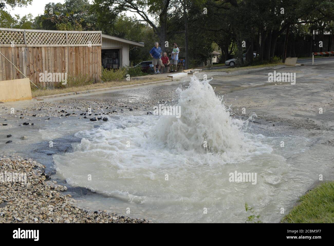 Austin, Texas 26. August 2006: Eine Pause in einer sechs-Zoll-Wasserleitung durch das Wohngebiet Barton Hills sendet wertvolles Wasser durch die Straßen und in die Häuser in Austin, TX. Die Wasserleitungen in der texanischen Hauptstadt knicken und brechen in der 100-Grad-Hitze in diesem Sommer. ©Bob Daemmrich Stockfoto