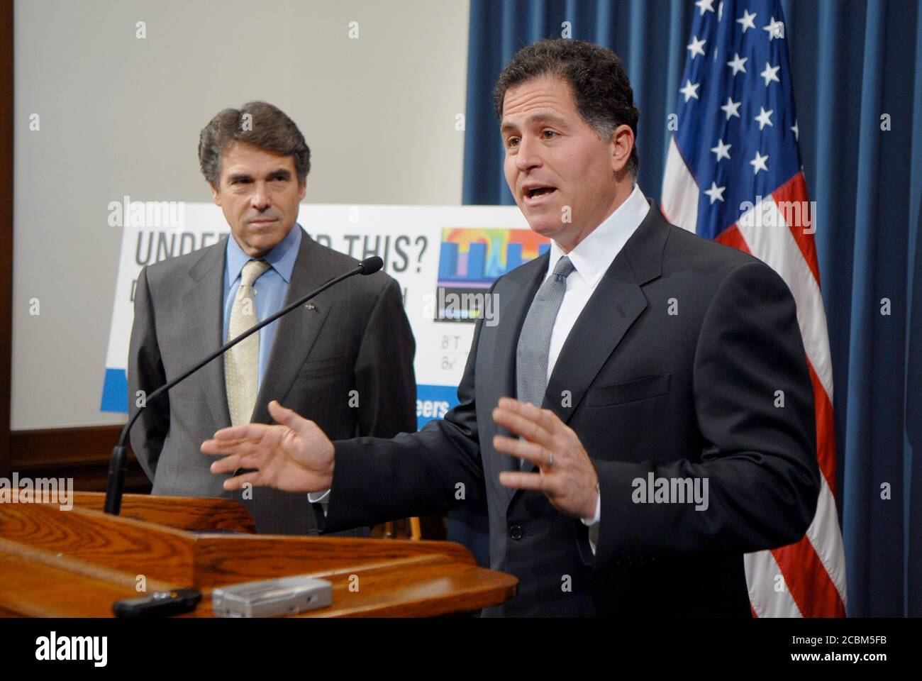 Austin, Texas USA, 25. September 2006: Mit Texas Gov. Rick Perry Michael Dell, Gründer von Dell Computer, gibt auf einer Pressekonferenz im Texas Capitol bekannt, dass Dell plant, sein zentrales texanisches Engineering-Personal umgehend um 500 Ingenieure in der Produktentwicklung zu erweitern. ©Bob Daemmrich Stockfoto