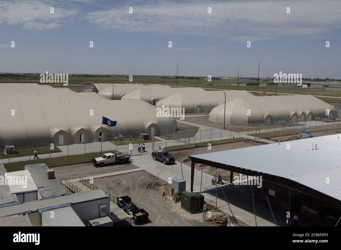 Raymondville, Texas 11. August 2006: Eine privat geführte Haftanstalt für illegale Einwanderer befindet sich im Bau in einem Baumwollfeld außerhalb dieser Stadt im äußersten Süden von Texas. Die Einrichtung wird von der Immigration & Customs Enforcement (ICE) des Heimatschutzministeriums verwaltet und wird schließlich mehrere tausend Gefangene beherbergen. ©Bob Daemmrich Stockfoto