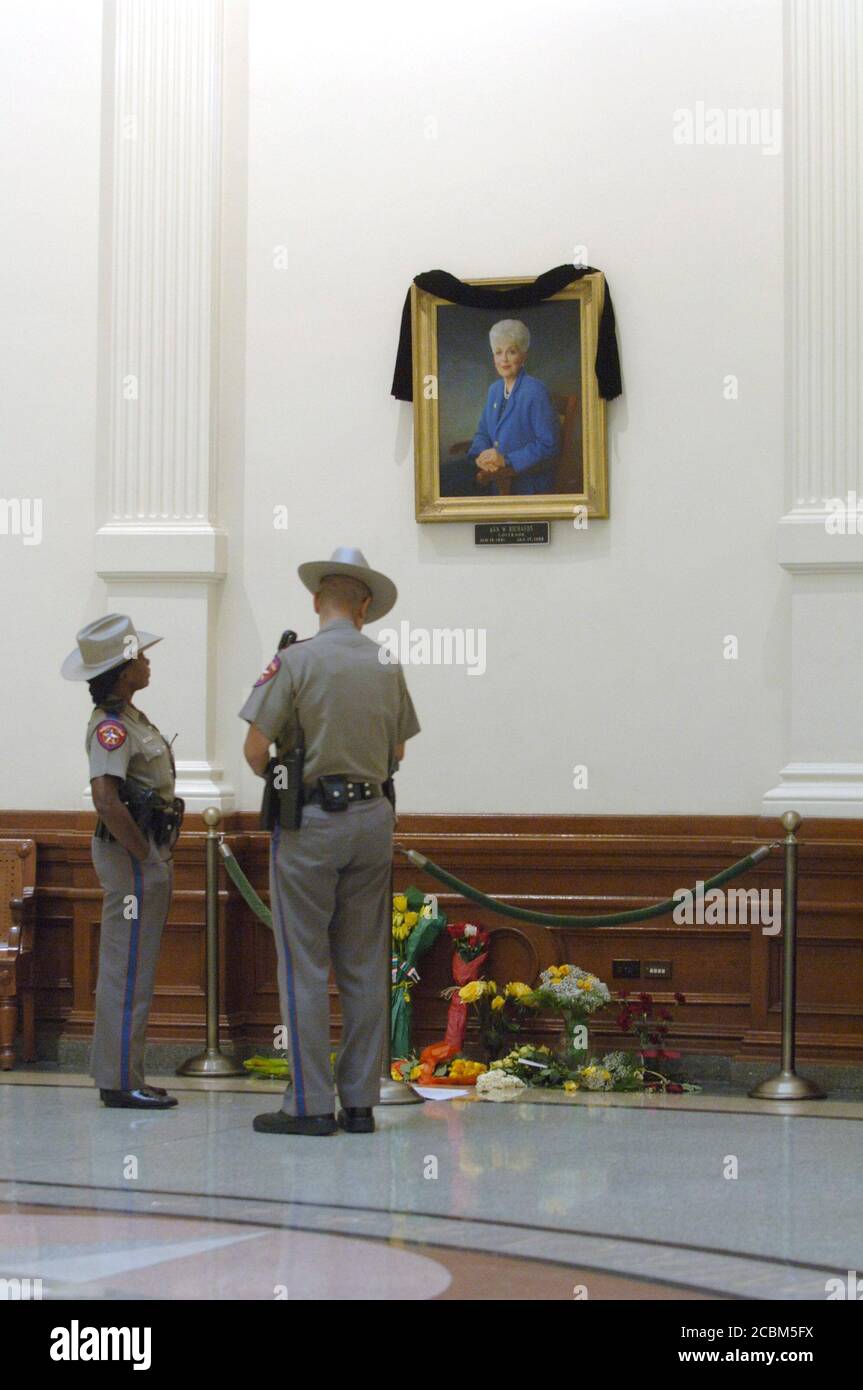 Austin, Texas 15. September 2006: Sicherheitsbeamte sehen ein kleines Denkmal unter dem offiziellen Porträt der ehemaligen Gouverneurin von Texas, Ann Richards, in der Rotunde des Texas Capitol am Freitagnachmittag. Richards, 73, bekannt für ihren heissen Humor und ihr politisches Geschick, starb am Mittwoch in Austin. ©Marjorie Cotera / Daemmrich Foto / Stockfoto