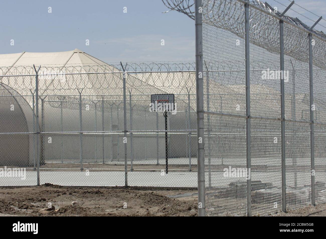 Raymondville, Texas 11. August 2006: Eine privat geführte Haftanstalt für illegale Einwanderer befindet sich im Bau in einem Baumwollfeld außerhalb dieser Stadt im äußersten Süden von Texas. Die Einrichtung wird von der Immigration & Customs Enforcement (ICE) des Heimatschutzministeriums verwaltet und wird schließlich mehrere tausend Gefangene beherbergen. ©Bob Daemmrich Stockfoto