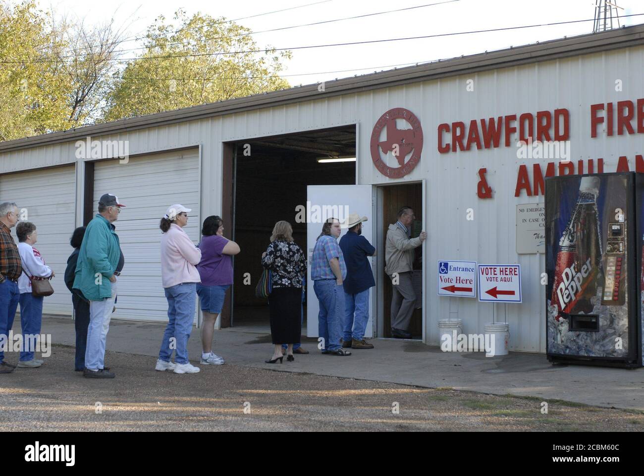 Crawford, Texas, USA, 7. November 2006: Die Bewohner von Crawford stellen sich an der Feuerwache auf, um etwa eine Stunde nach der Abstimmung des US-Präsidenten George W. Bush um 7 UHR bei den Zwischenwahlen in den USA abzustimmen. ©Bob Daemmrich Stockfoto