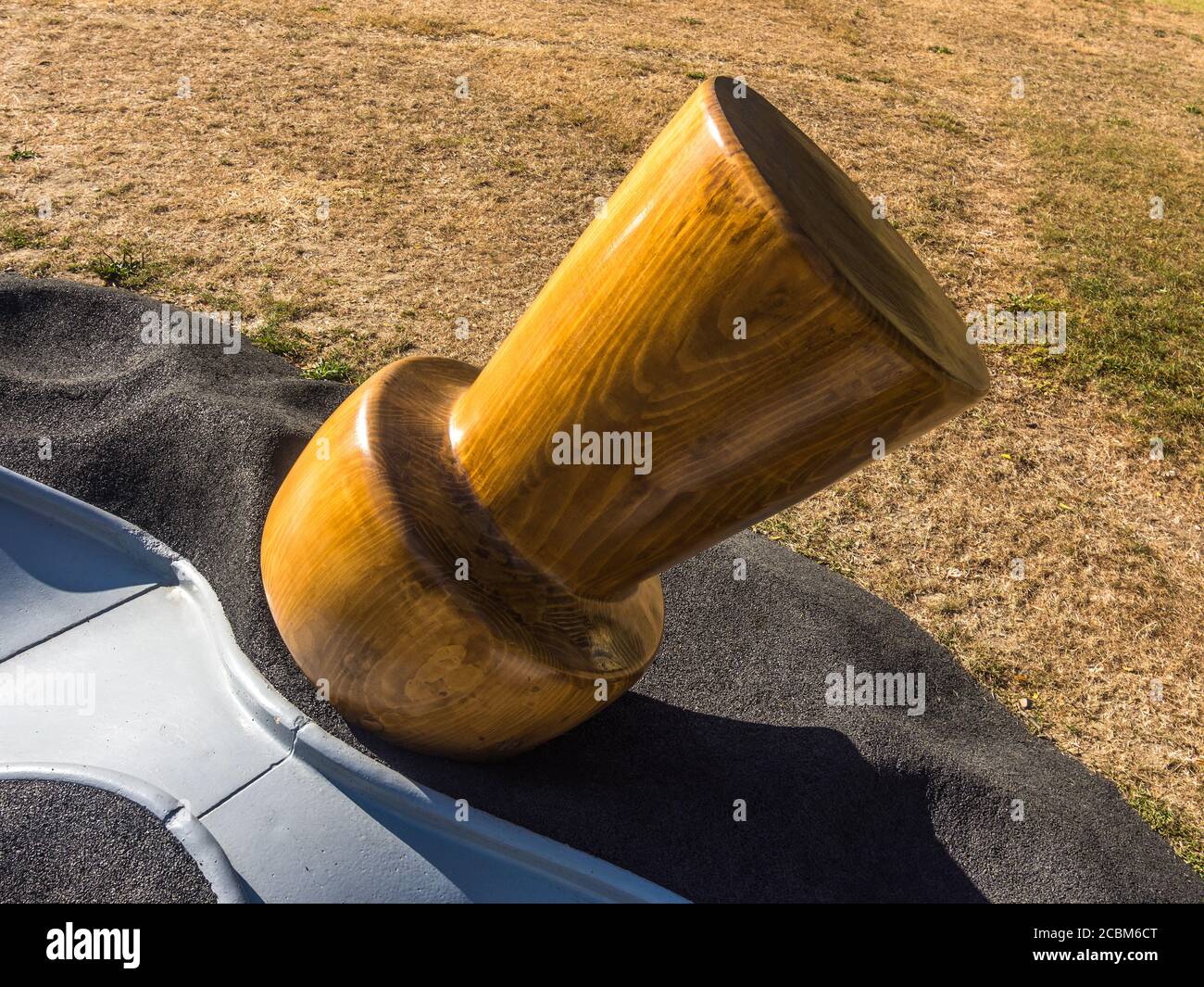 Ungewöhnliches großes Sektkorkobjekt aus Holz auf dem Minigolfplatz auf dem Campingplatz 'Camping de Nantes', Nantes Loire-Atlantique, Frankreich. Stockfoto