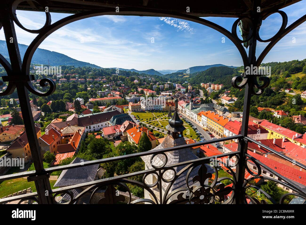 Blick auf Kremnica vom Kirchturm in Schloss Kremnica, Slowakei. Stockfoto