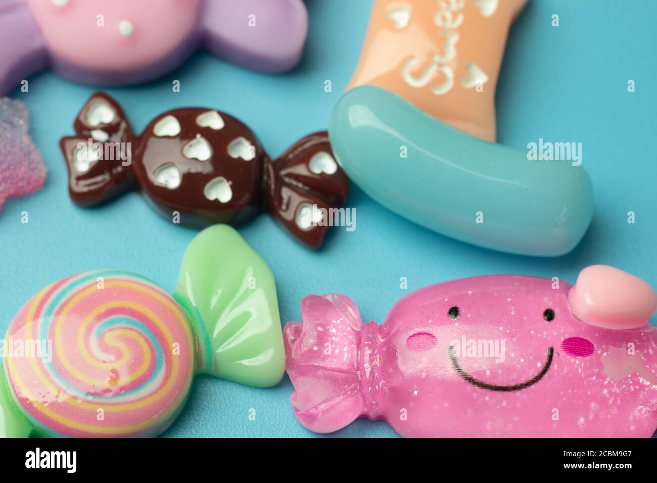 Fröhlicher Hintergrund mit Süßigkeiten Spielzeug Nahaufnahme, Feiertage und Wochenende-Design Stockfoto
