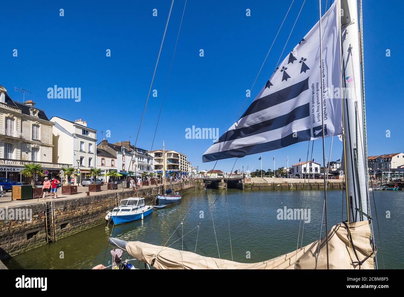 Boote im alten Hafen, Pornic, Loire-Atlantique, Frankreich. Stockfoto