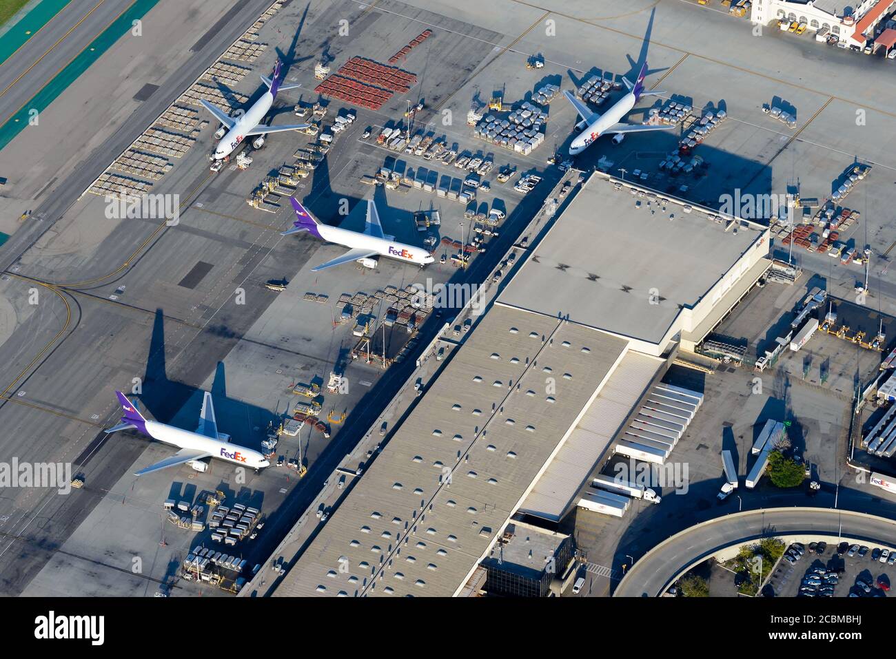FedEx (Federal Express) Cargo Distribution Center am Los Angeles International Airport. FedEx Flugzeuge und Lastwagen in California, USA. Stockfoto