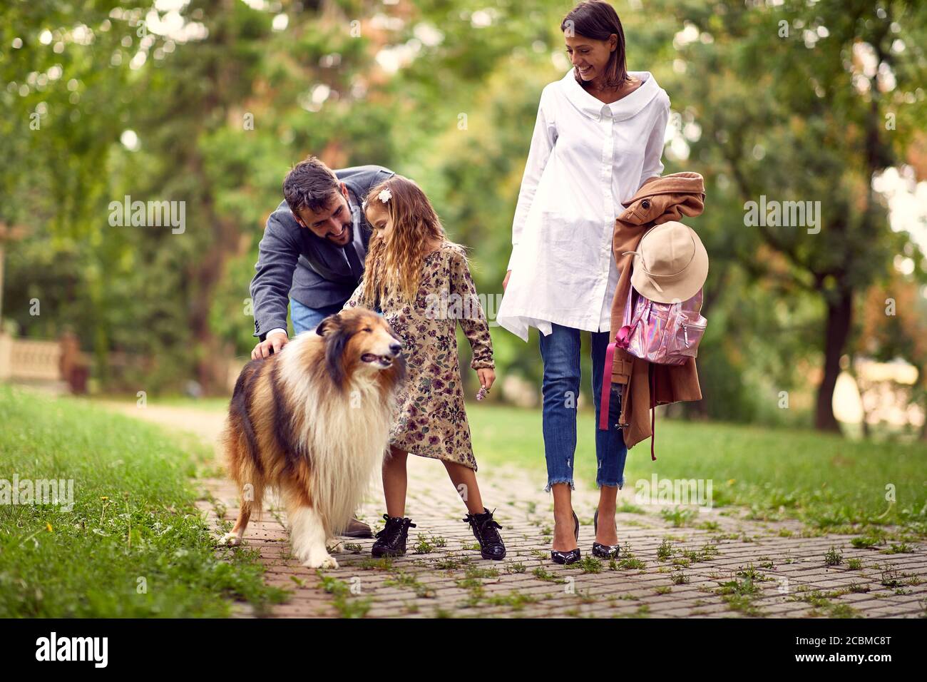 Familie verbringen gemeinsam Freizeit in einem Park mit Hund Stockfoto