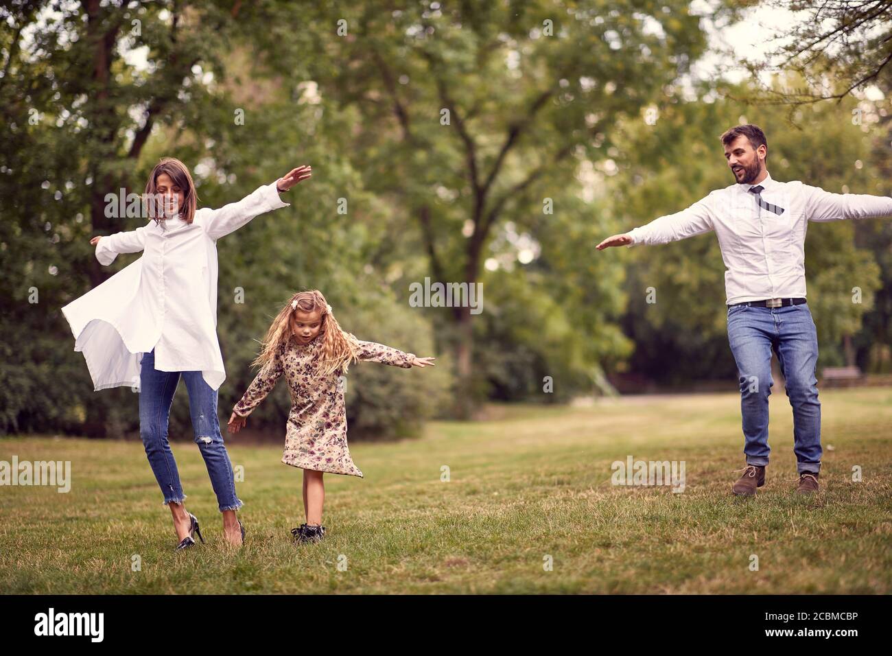 Familie verbringt gemeinsam Freizeit in einem Park Stockfoto
