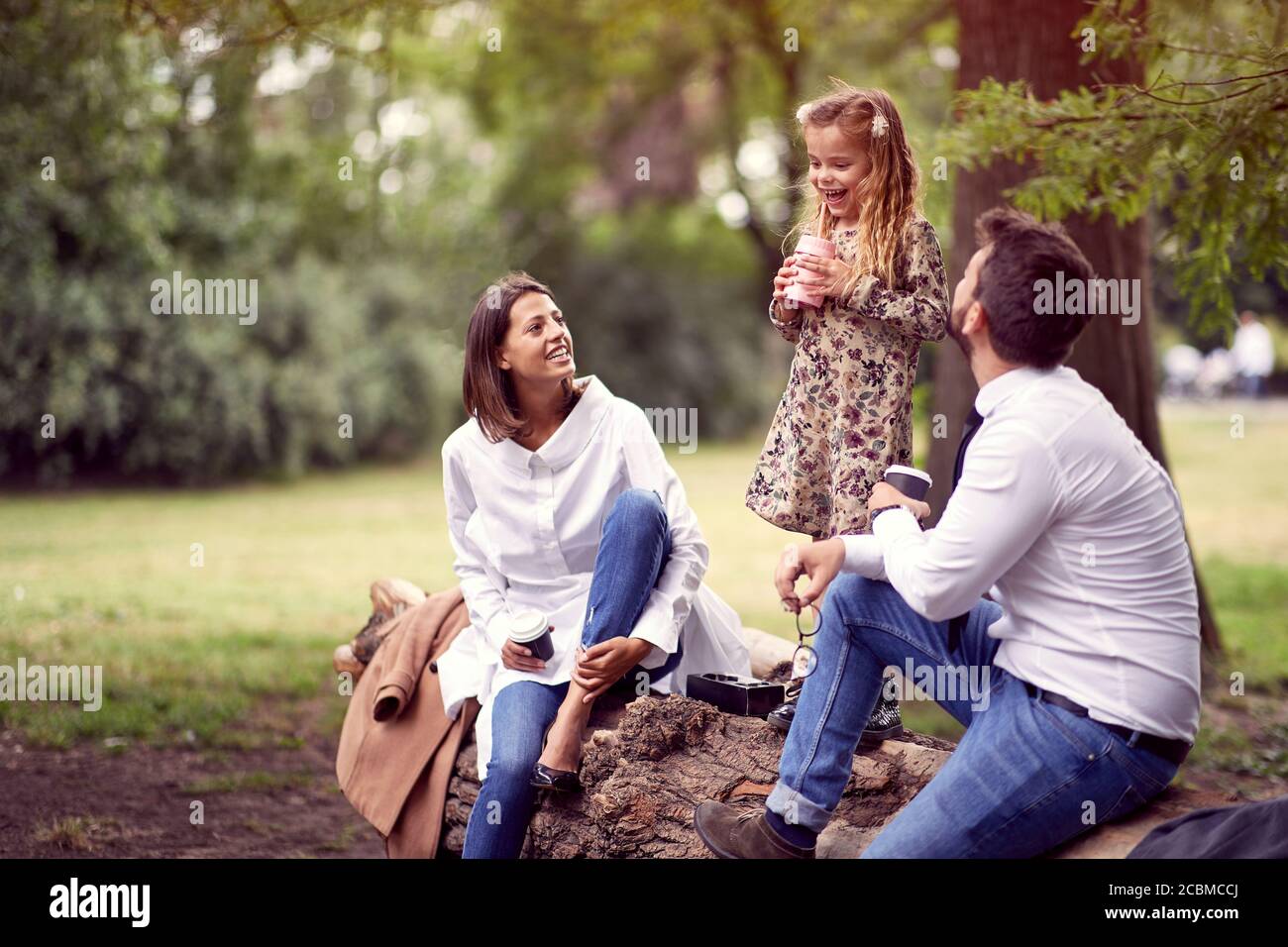 Familie verbringt gemeinsam Freizeit in einem Park Stockfoto