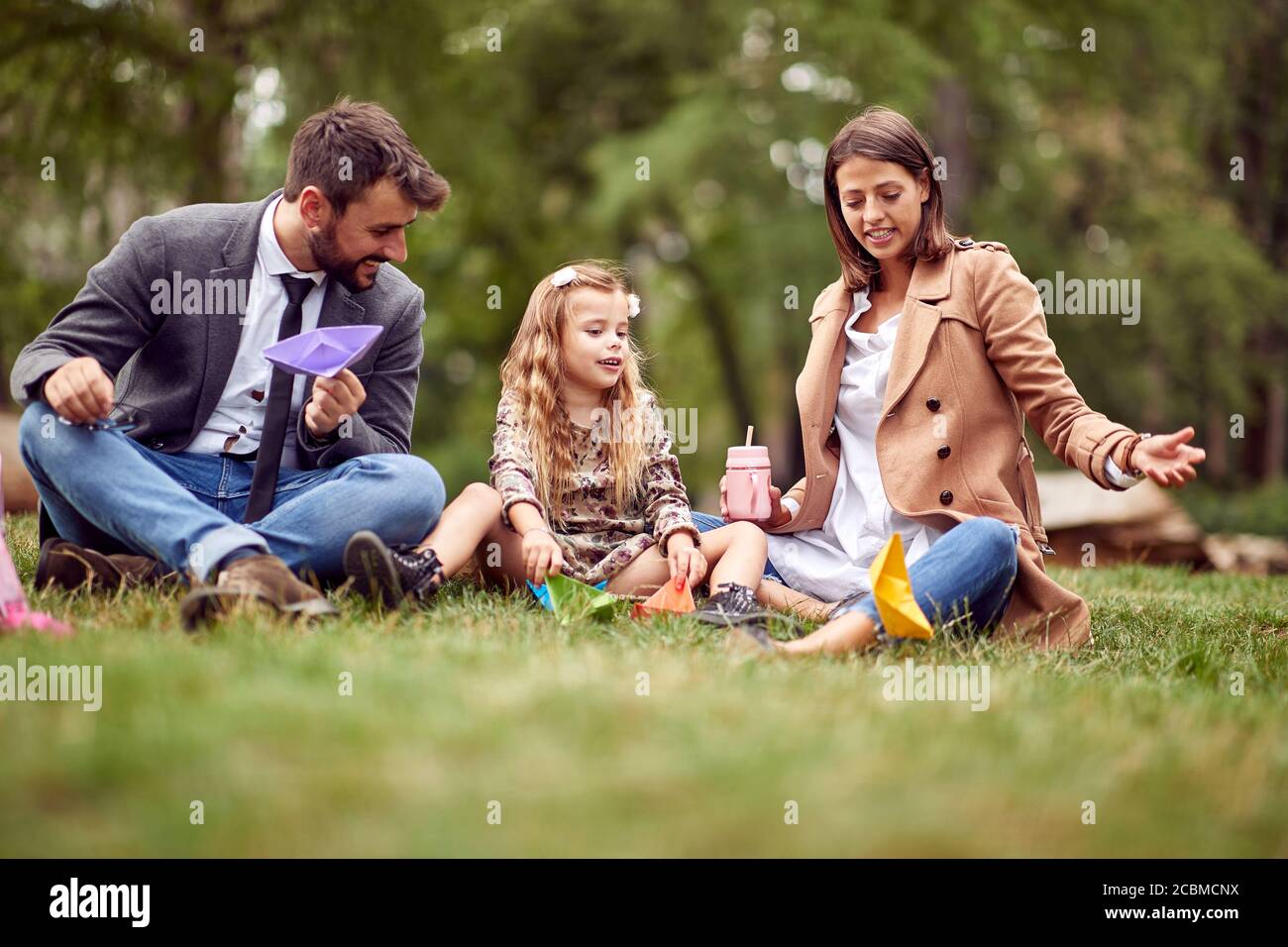 Familie verbringt gemeinsam Freizeit in einem Park Stockfoto