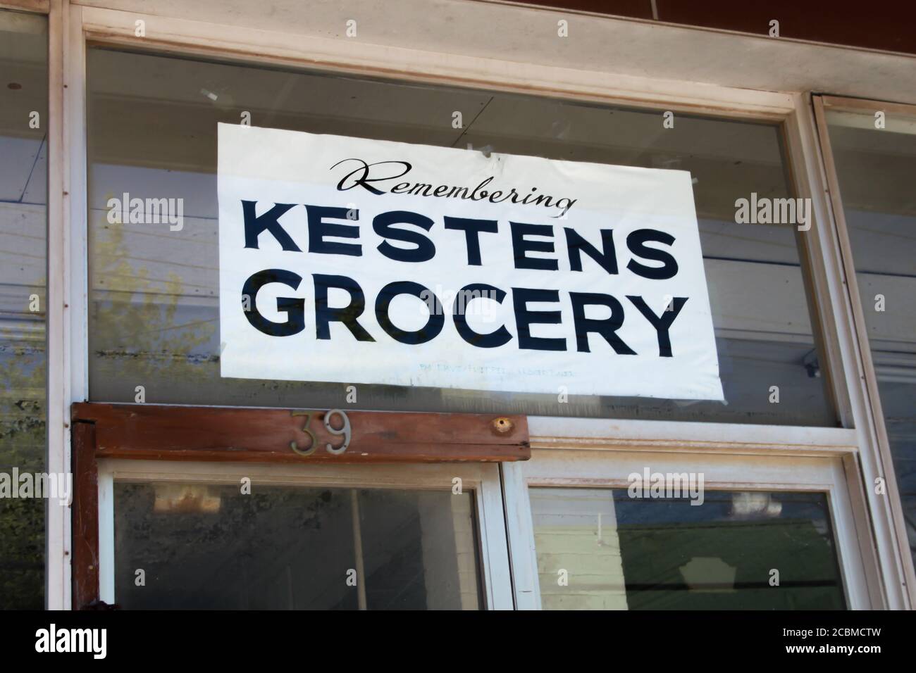 WOODRIDGE, NY, USA - Jun 17, 2020: Woodridge, NY / USA - 06/16/2020: Vintage Kesten's Lebensmittelgeschäft Front Sign in Window, circa 1940er, 1950 Stockfoto