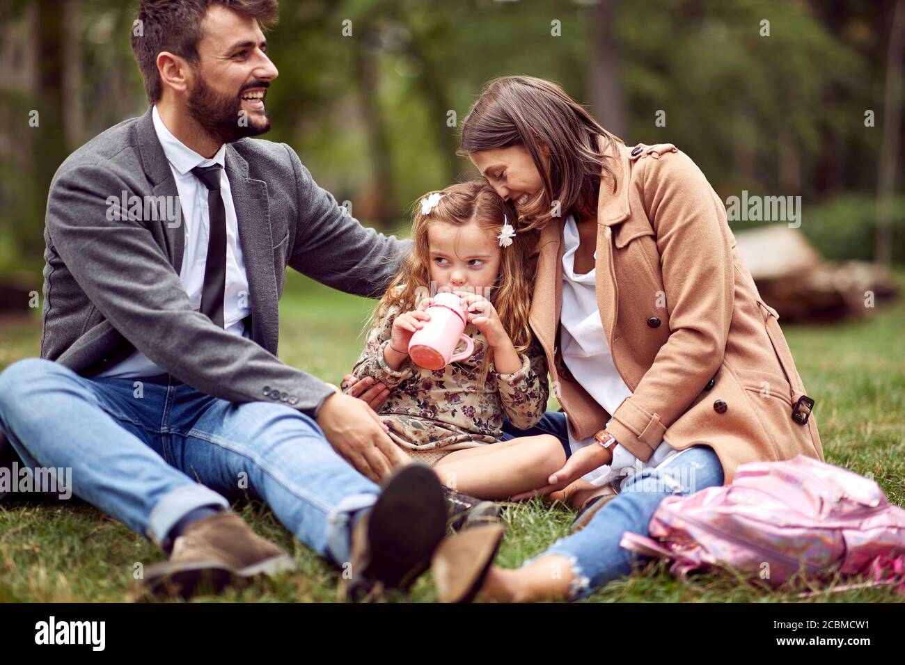 Familie verbringt Freizeit nach der Schule zusammen in einem Park Stockfoto