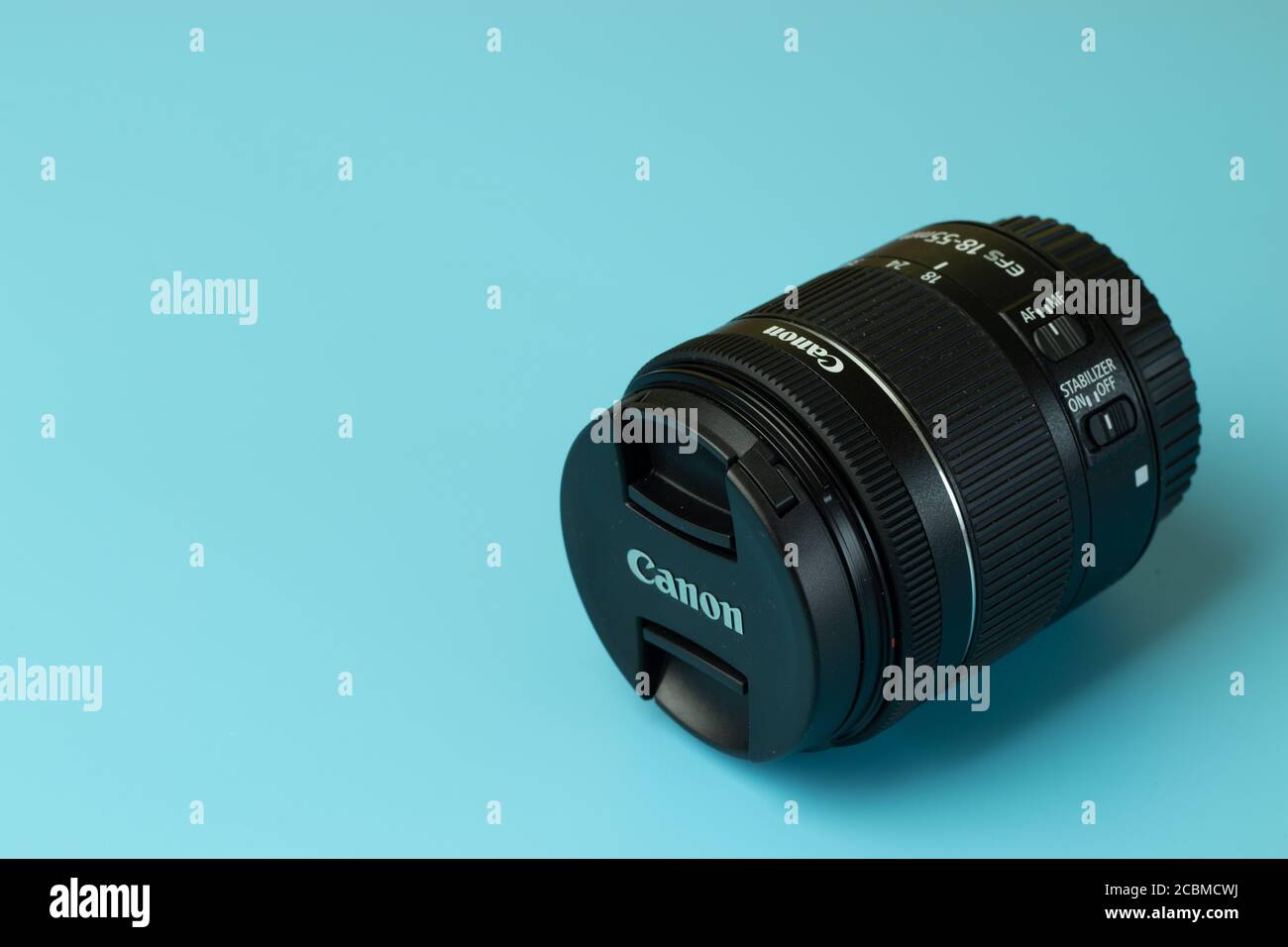 Moskau, Russland - 1. Juni 2020: Canon EOS EF-S 18-35 mm Objektiv auf blauem Hintergrund mit Kopierraum , illustrative Editorial Stockfoto