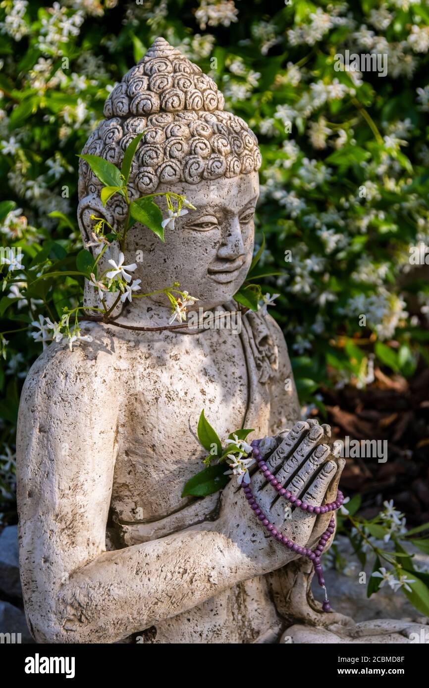 Buddha-Statue in einem Garten. Stockfoto