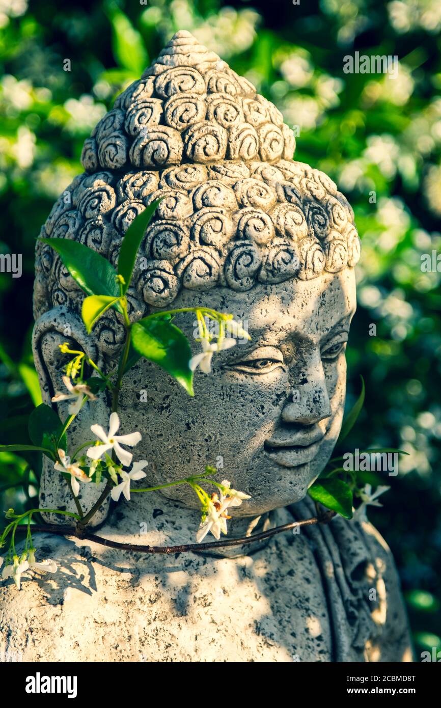 Buddha-Statue in einem Garten. Stockfoto