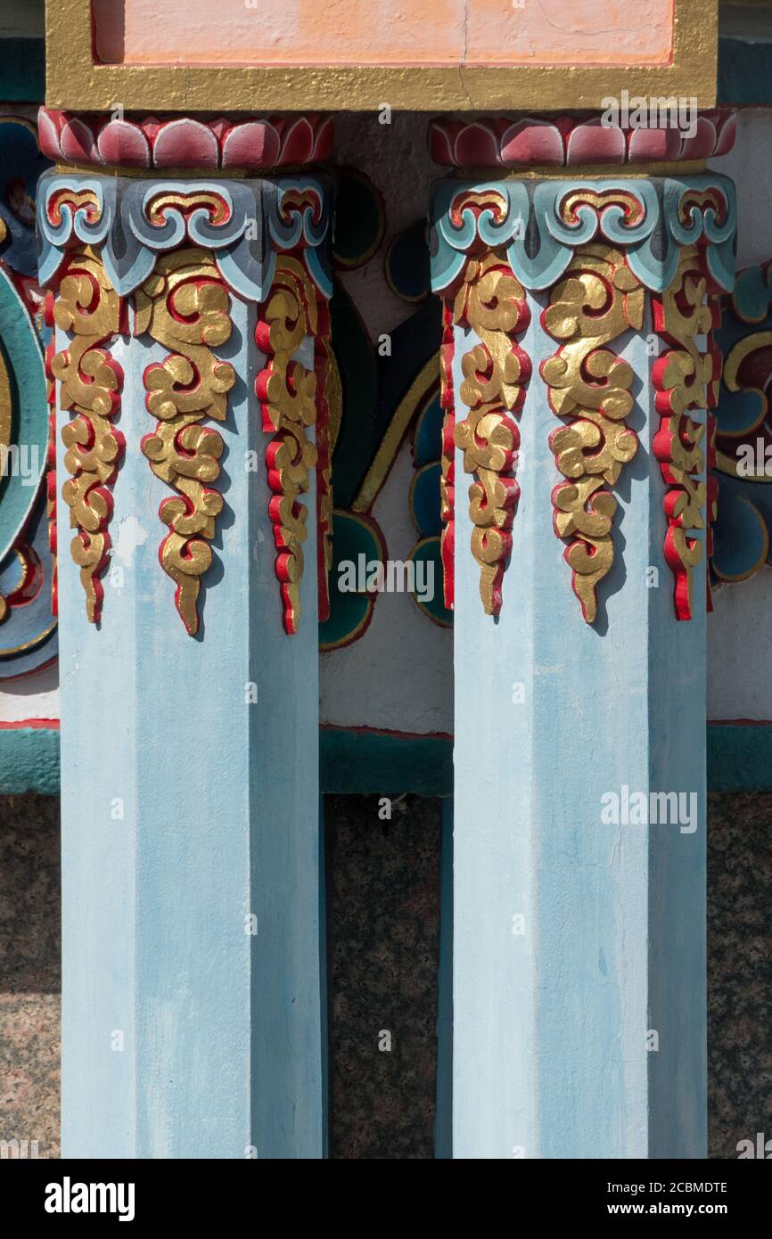 Tibetisch-buddhistisch verzierte blaue Säulen. Stockfoto