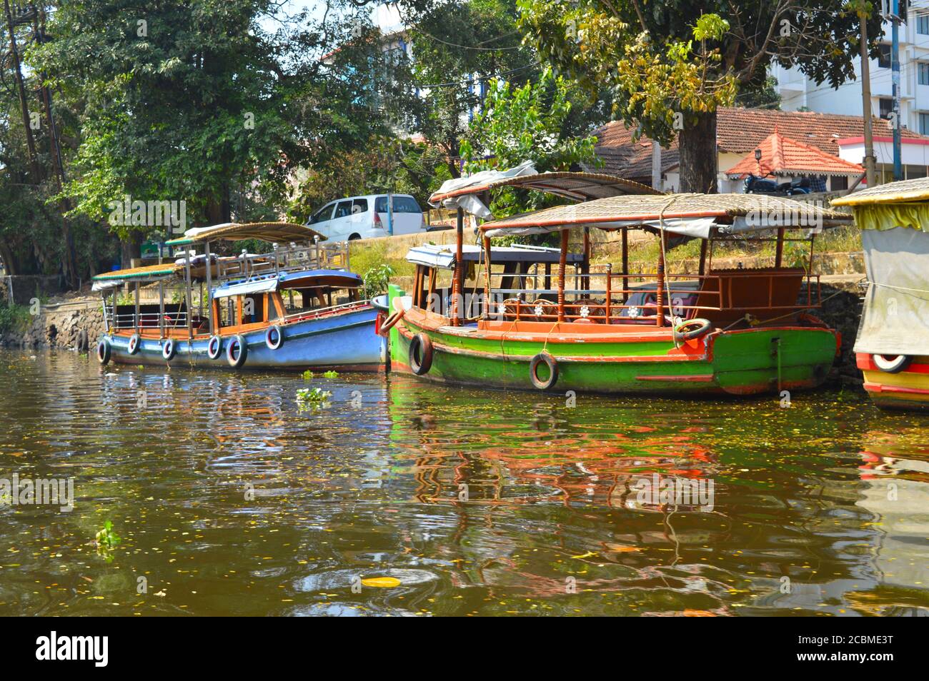 Bild von Shikara Boote, die entlang der Kanäle von Alleppey für Backwater-Tourismus berühmt gemacht. Der Shikar ist eine Art Holzboot Stockfoto