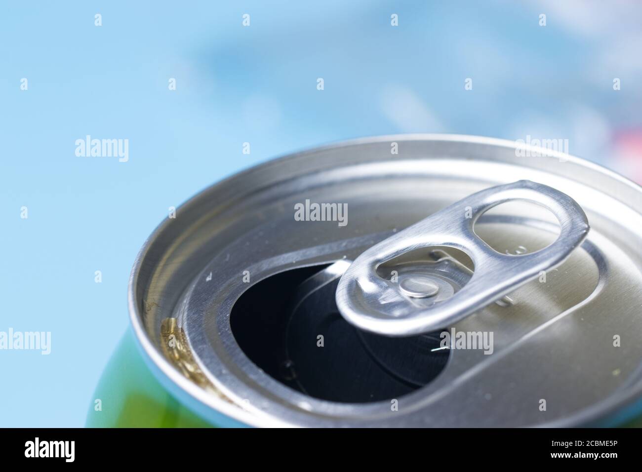 Offene Dose mit frischem Getränk wie Cola oder Soda, Kopierraum Stockfoto