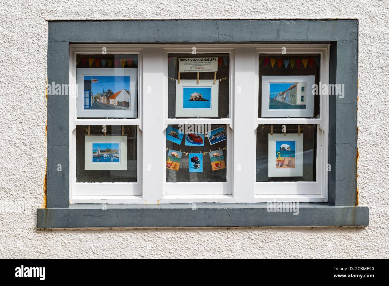 Cottage Fenster mit Seaside Gemälde Kunstwerk zu verkaufen, North Berwick, East Lothian, Schottland, Großbritannien Stockfoto